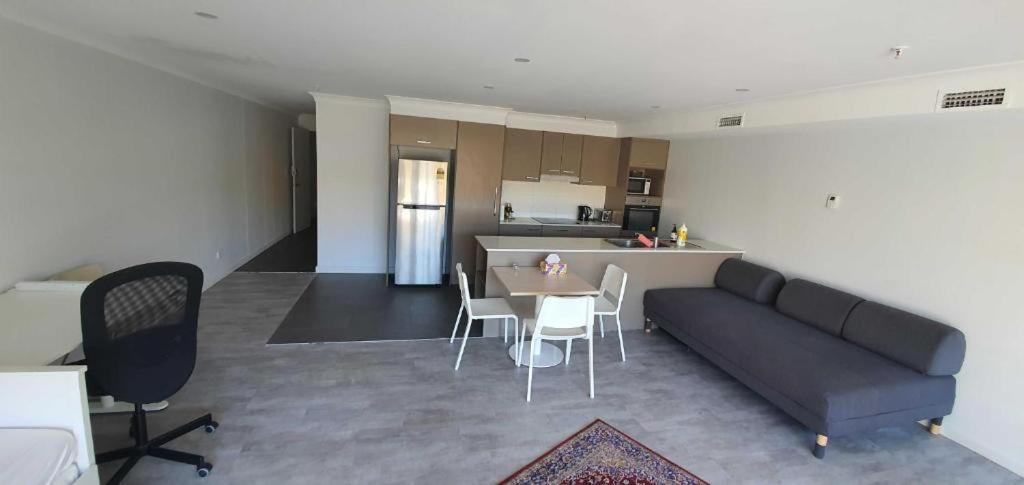 Dana-Cozy Studio With Shared Entry In The City Canberra Ngoại thất bức ảnh