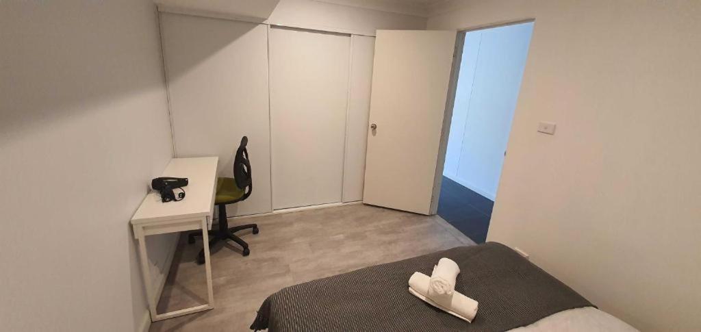 Dana-Cozy Studio With Shared Entry In The City Canberra Ngoại thất bức ảnh